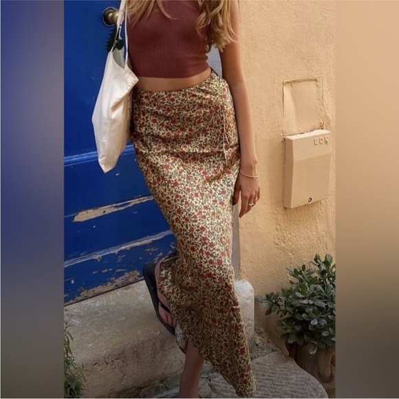 Realisation Par Joni Skirt - Picture 1 of 7